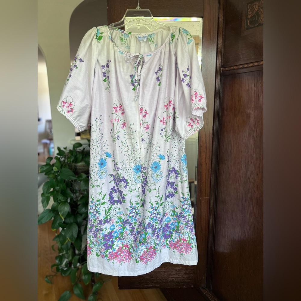 Vintage House Dress. Cotton Blend. Size Large. Pillow Talk brand.